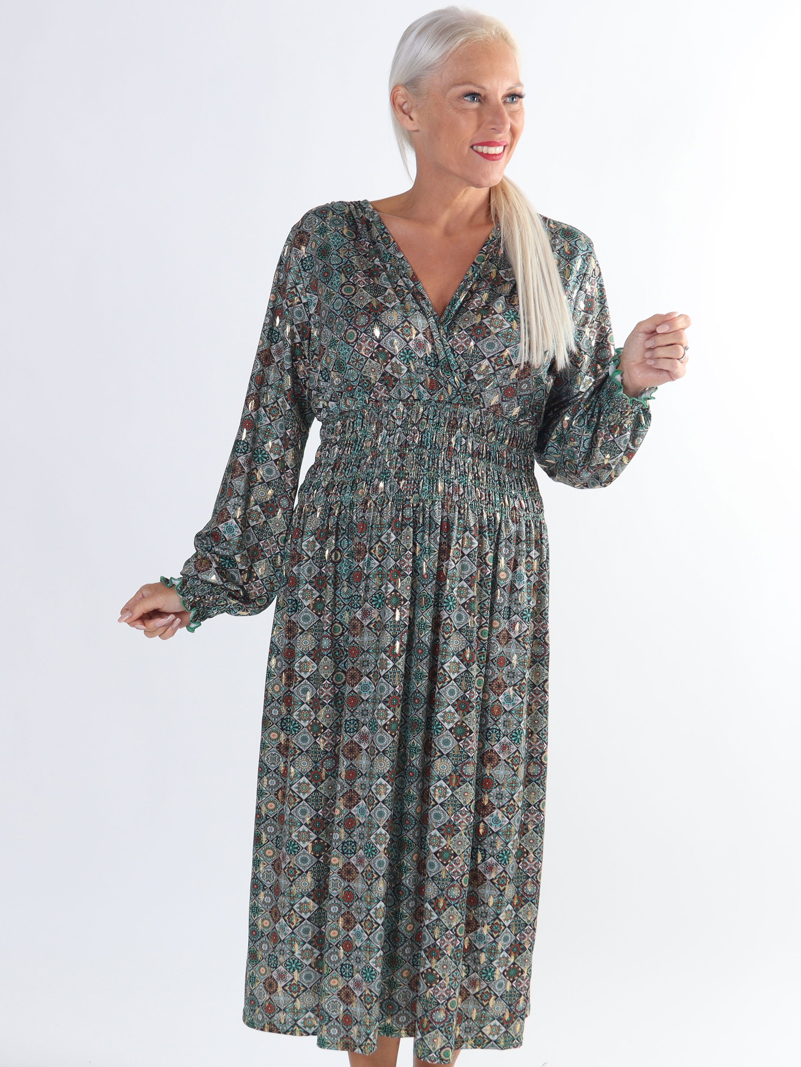 Pams Mosaic Midi L/S - Plus size kjole i krølfrit stof med lange ærmer